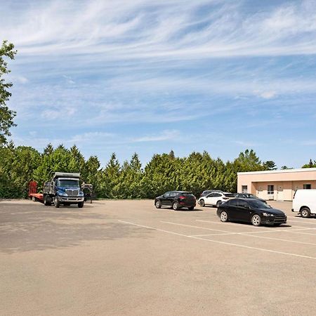 Howard Johnson By Wyndham Gravenhurst Exterior foto
