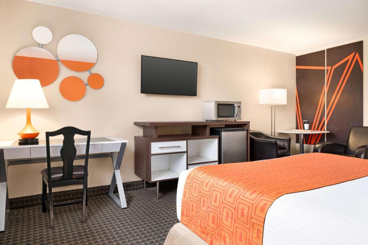 Howard Johnson By Wyndham Gravenhurst Exterior foto