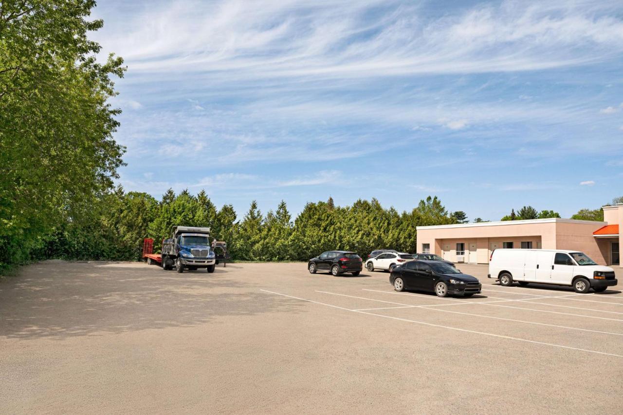 Howard Johnson By Wyndham Gravenhurst Exterior foto