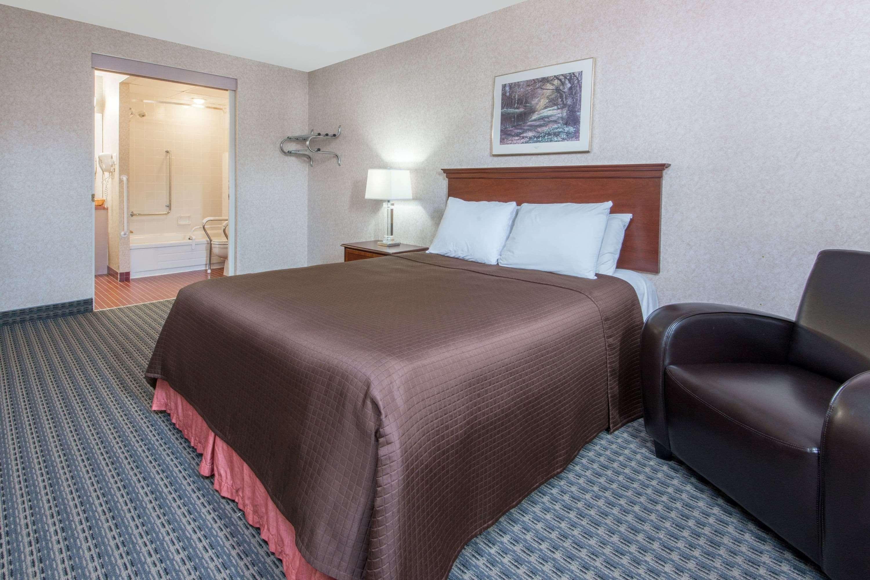 Howard Johnson By Wyndham Gravenhurst Exterior foto